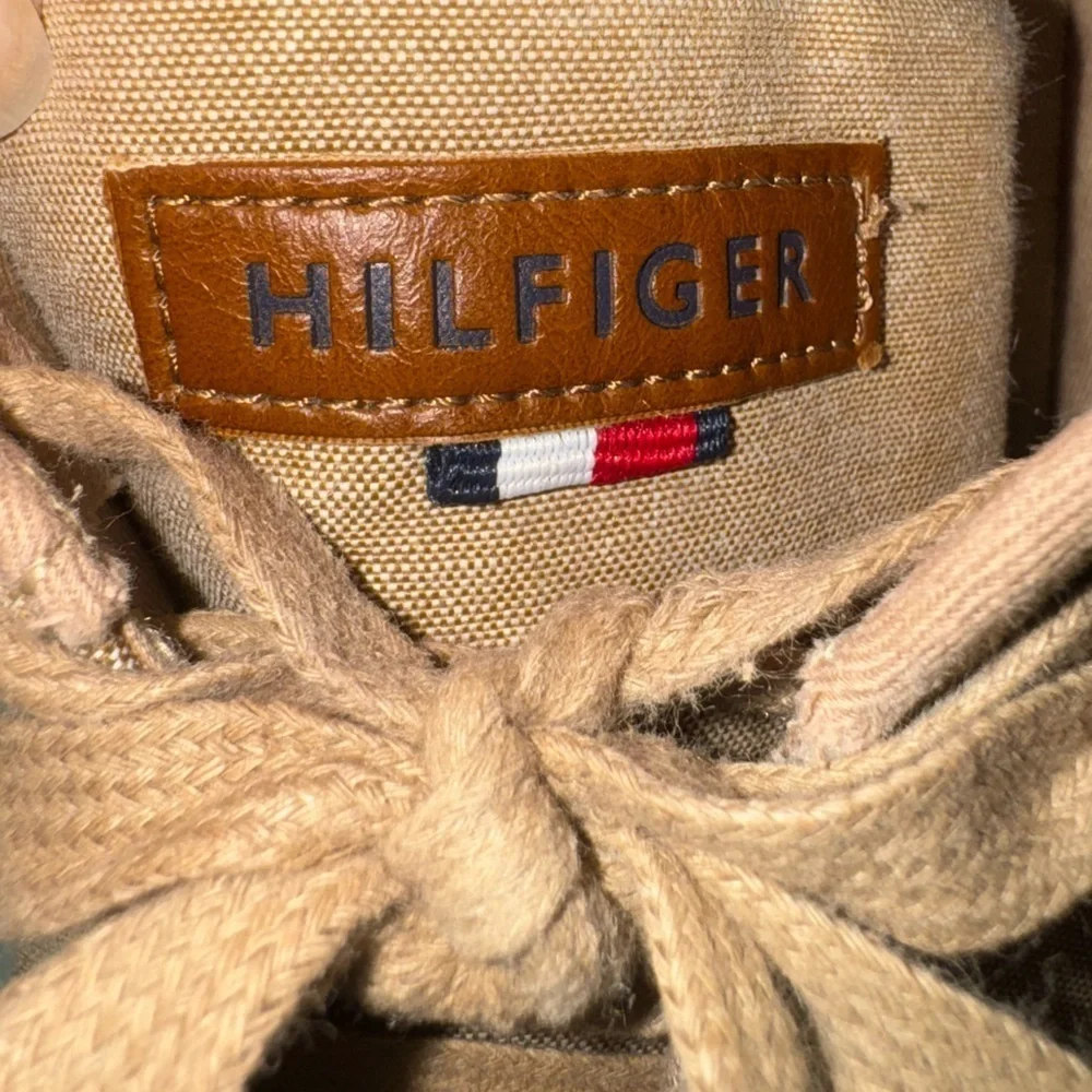 Tommy Hilfiger Men's Tan Sneakers. Size 10. GUC.